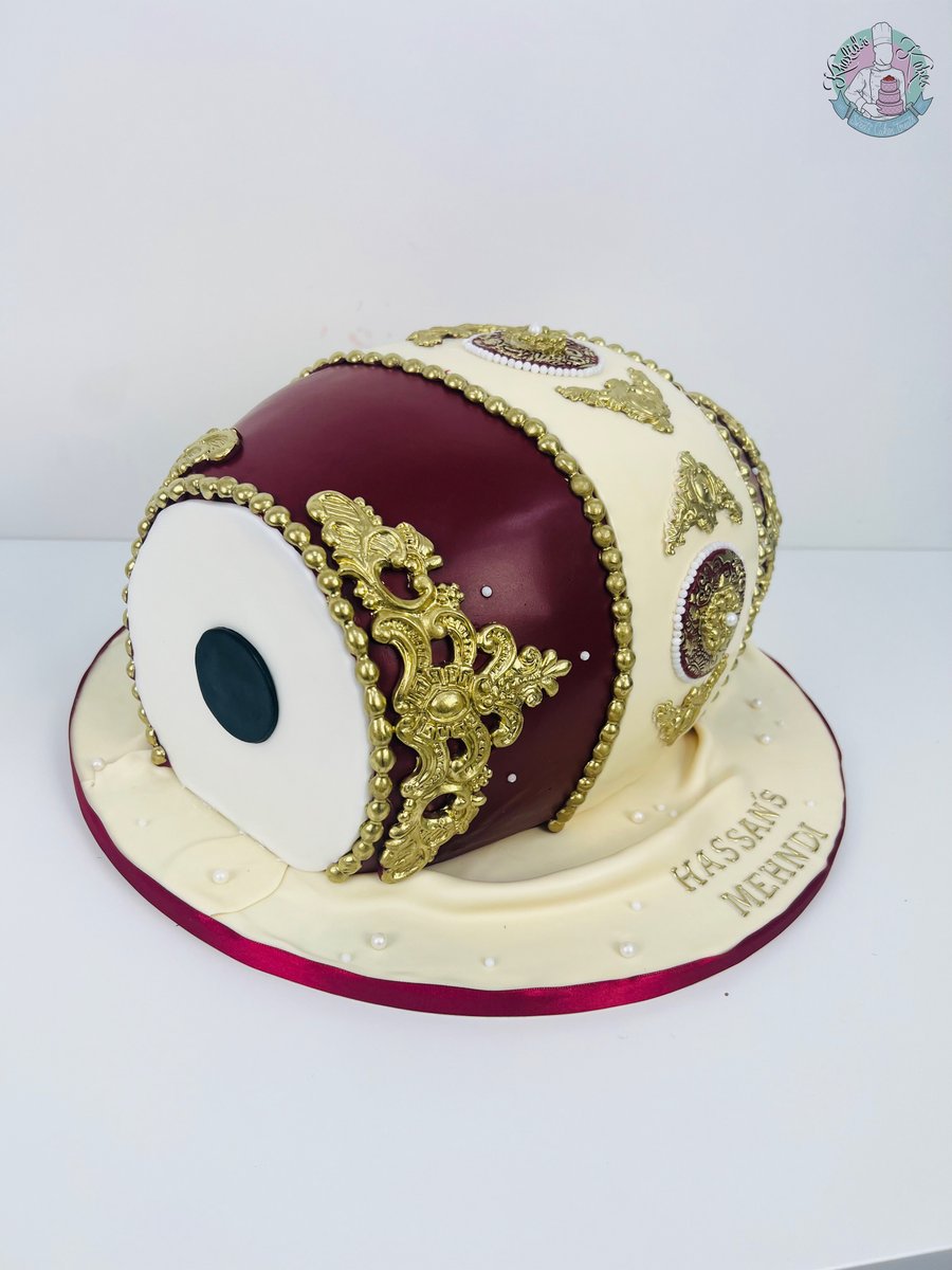 khalidskakes's tweet photo. The Regal Drum - Maroon, Ivory and Gold! Honestly one of the most bittersweet cakes to make.... all that gold painting is extremely time consuming! But so so worth it Alhamdulillah.
#drum #mehndi #mehndicake #mendhicake #henna #dolki #dolkicake #drumcake #asianwedding https://t.co/4vYLmGyICX