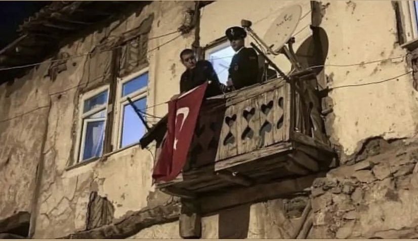 Ferhatgorur_'s tweet photo. Ayakta durmaya zorlanan evler
 vatanı ayakta tutan evlatlara sahip
Mekanınız cennet olsun …🇹🇷🇹🇷
#sehidimizvar #hakari #Vatan https://t.co/r8ReinLOea