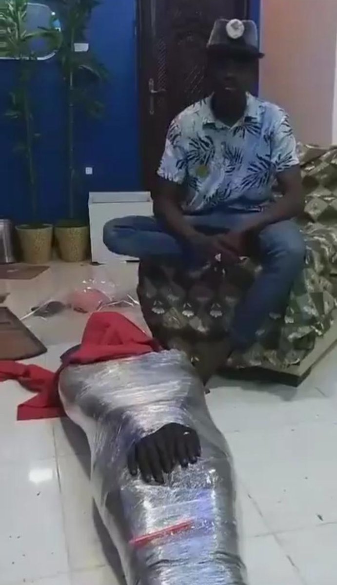 MohanadElbalal's tweet photo. RSF militiamen just like ISIS enjoy finding sadistic ways to torture and kill their victims. In this pic taken from a video posted by the militiamen they are suffocating a civilian by rapping him in plastic film.
#Sudan
#EyesOnSudan https://t.co/mQxQ4XCUqs