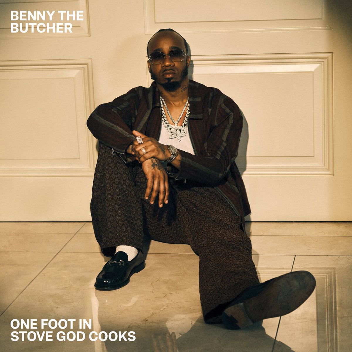 Please let this be a single off a forthcomin album! I need it! #NowPlaying 'One Foot In' by @BennyBsf, @Stovegodcooks on @TIDAL tidal.com/track/332268549