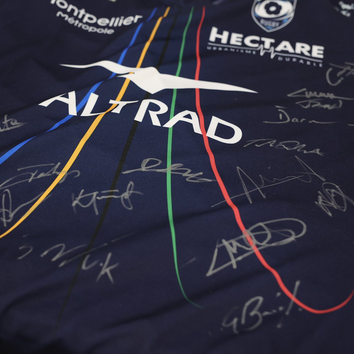MHR_officiel's tweet photo. 𝐋𝐞 𝐜𝐚𝐝𝐞𝐚𝐮 𝐝𝐞 𝐝𝐞𝐫𝐧𝐢è𝐫𝐞 𝐦𝐢𝐧𝐮𝐭𝐞 !! 🎁

Le cadeau de dernière minute !! 

Offrez vous un magnifique cadeau avec le maillot collector du @MHR_Solidaire ! 

les enchères ici : https://t.co/j9yrO9dpTJ

#TeamMHR #MHRSolidaire #SoyonsSport https://t.co/P0uky0I9wX