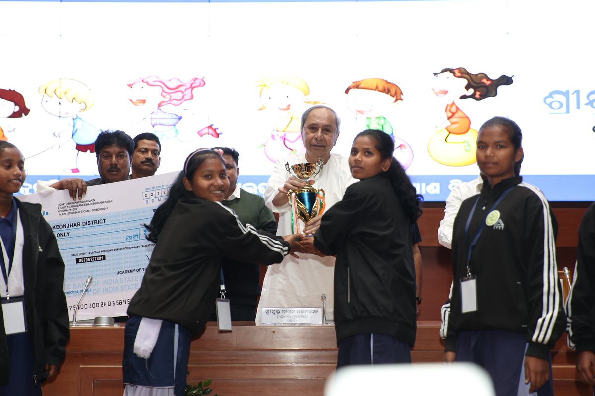 scstdevdept's tweet image. Chief Minister Shri Naveen Patnaik felicitates Zonal #Sargiful-2023 winners of the volleyball competition – the team from Rayagada – and the group dance competition – the team from Keonjhar. The Chief Minister presented the awards, recognising their brilliant performances.

1/2