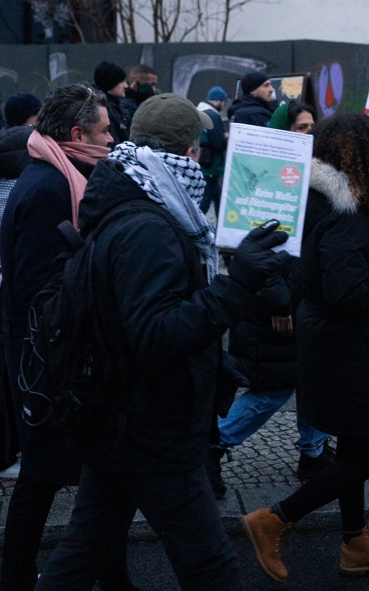 m_dorn_'s tweet photo. Auch Teilnehmer aus dem Umfeld der Ostermärsche/Friedenskooperative waren dabei, die die Unterstützung eines angeblichen „Kiewer Neonazi-Regimes“ kritisierten: #b2312 https://t.co/Mopx08faAo https://t.co/dhUCyhOuNn