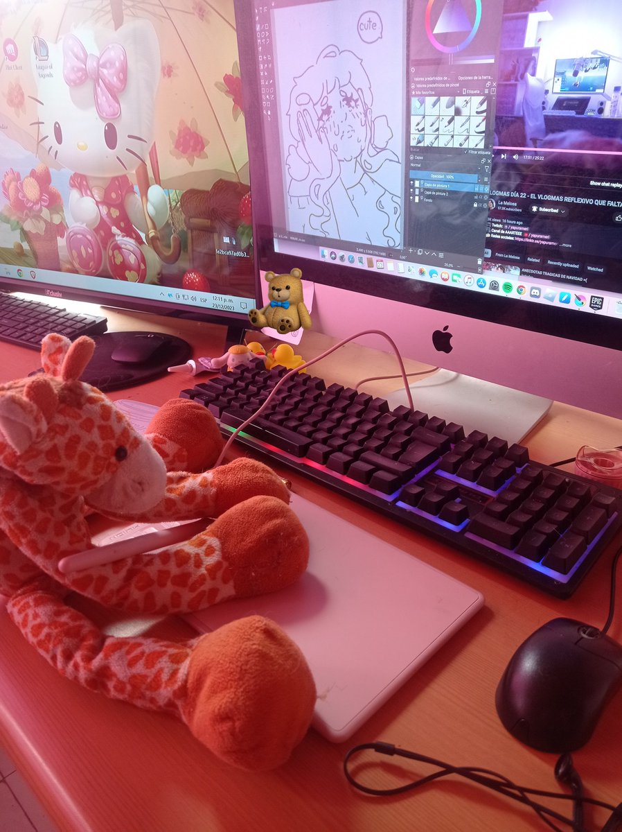 miau_pussy's tweet photo. Este es mi setup, mi Gato Victorino después de que me levanté a tonar las fotos se quiso unir. Ahí está mi peluche de la infancia, es una girafa con patas largas #Merixmas 
Mi otro gato duerme. No quiso aparecer https://t.co/OadmY8ptbo