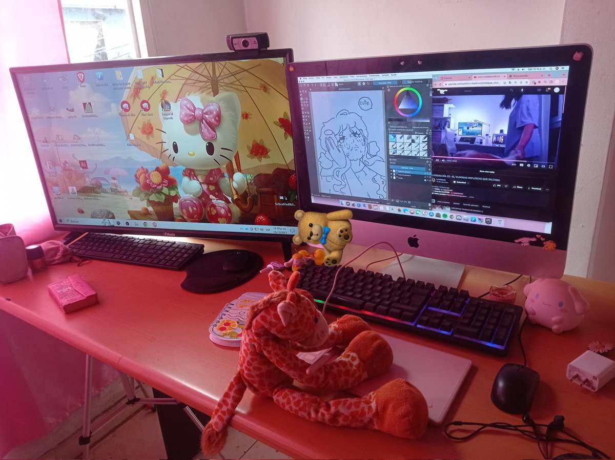 miau_pussy's tweet photo. Este es mi setup, mi Gato Victorino después de que me levanté a tonar las fotos se quiso unir. Ahí está mi peluche de la infancia, es una girafa con patas largas #Merixmas 
Mi otro gato duerme. No quiso aparecer https://t.co/OadmY8ptbo