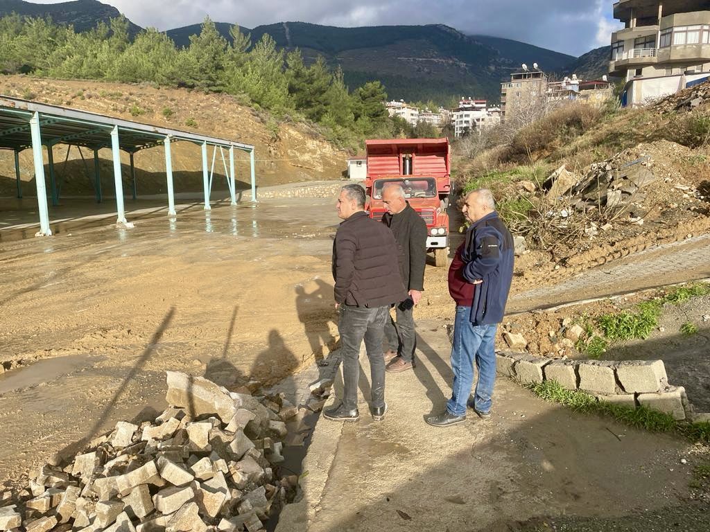 ibrahimgulMHP's tweet photo. İlçemizde etkili olan aşırı yağışlardan olumsuz etkilenen #Halilbey mahallesi semt pazarında, yerinde incelemede bulunduk. https://t.co/TvZMFZeqpC