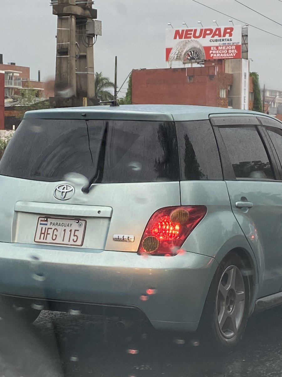 Espero que te llegue este mensaje. 
EN LA CALLE NO SE TIRA BASURA!!!! EL ESPACIO PÚBLICO NO ES UN BASURERO PARA QUE TIRES TU LATITA DE OURO FINO!!! pende puerco