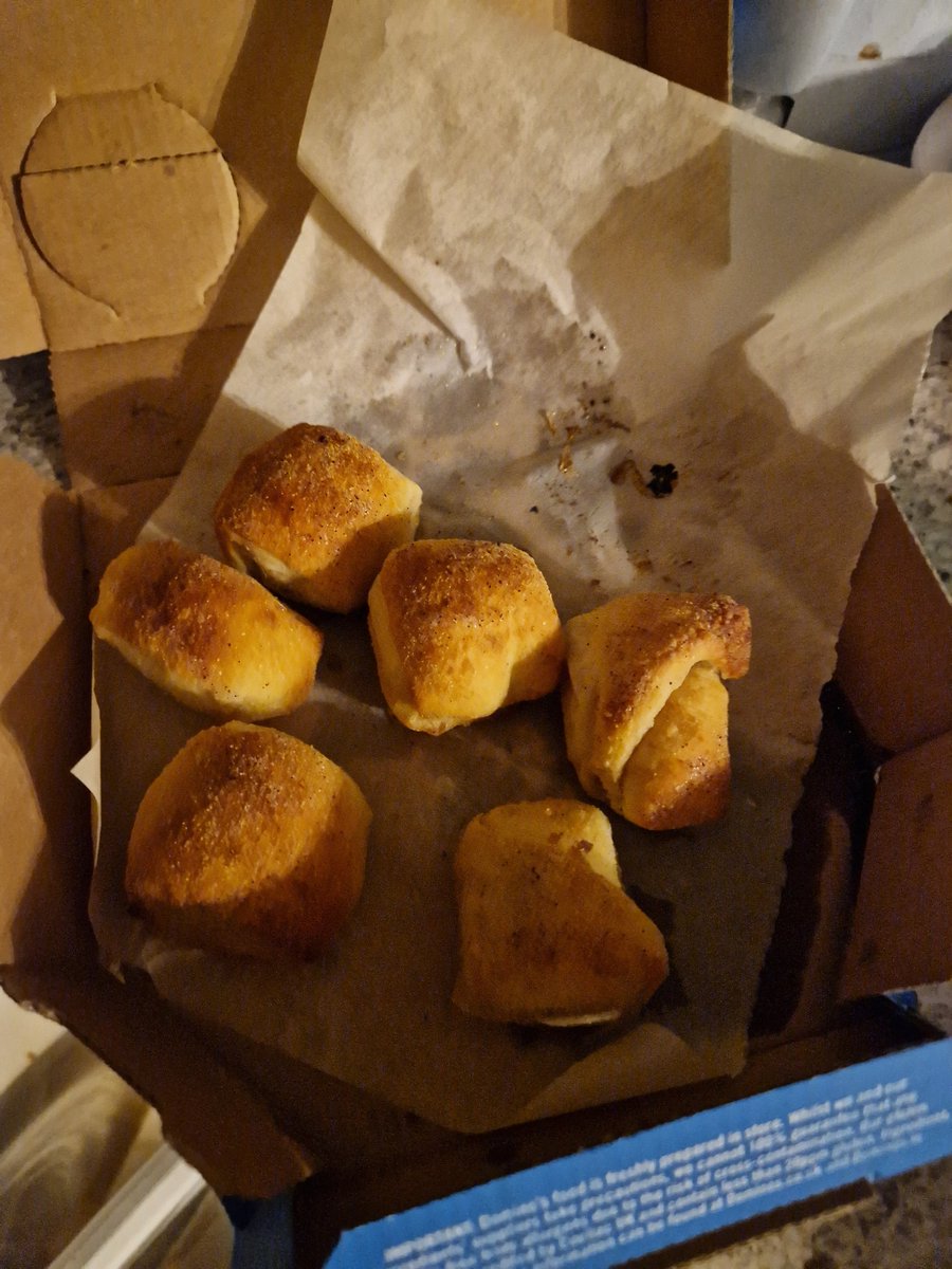 tanyabiggs's tweet photo. @Dominos_UK what we ordered and what we received. Very disappointed. Not sure the dry dough balls are worth £6!!! https://t.co/ZmTDblIipZ