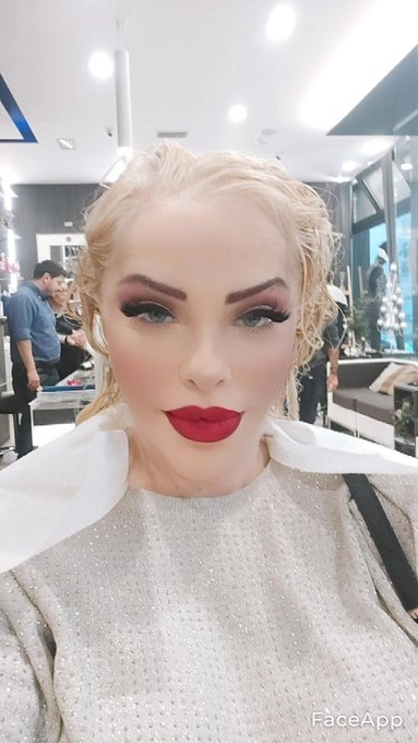 @cicciolina_uff eccomi dal parrucchiere  a Bari .sono felicissima  di festeggiare insieme con voi il<a class="tags" href="/tag/cicciolina_uff">@cicciolina_uff</a>