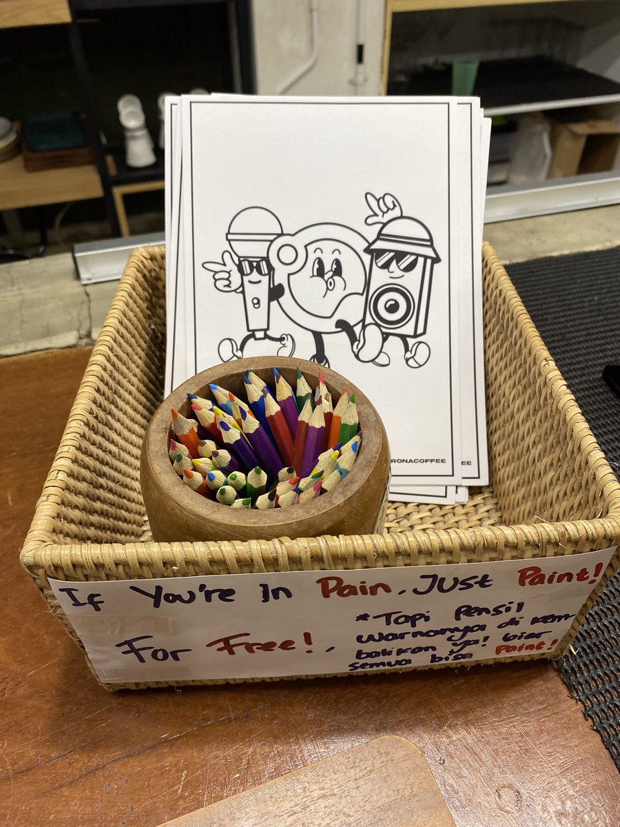 lucu banget ada free paint di Serona. ngobrol ngemil sambil mewarnai✨