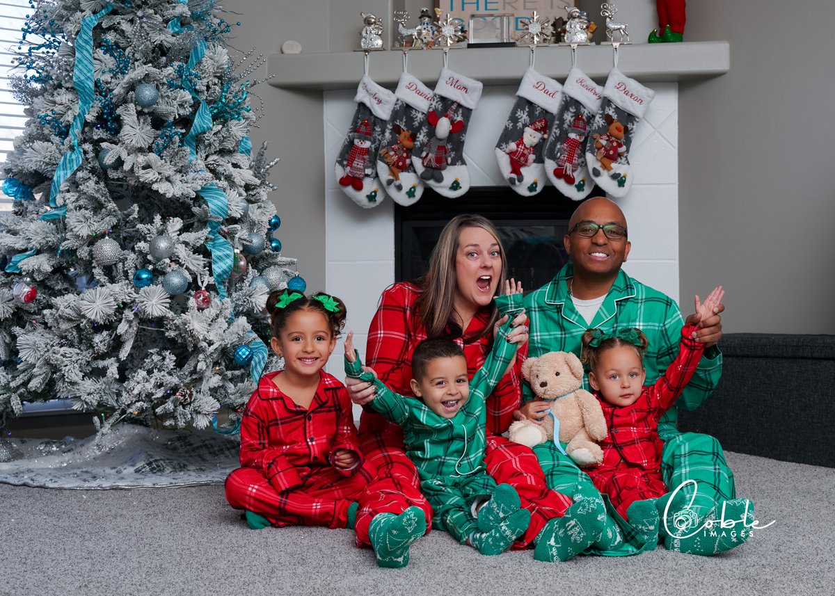 cobleimages's tweet photo. Merry Christmas from the Coble family! https://t.co/qCEthSnBmN