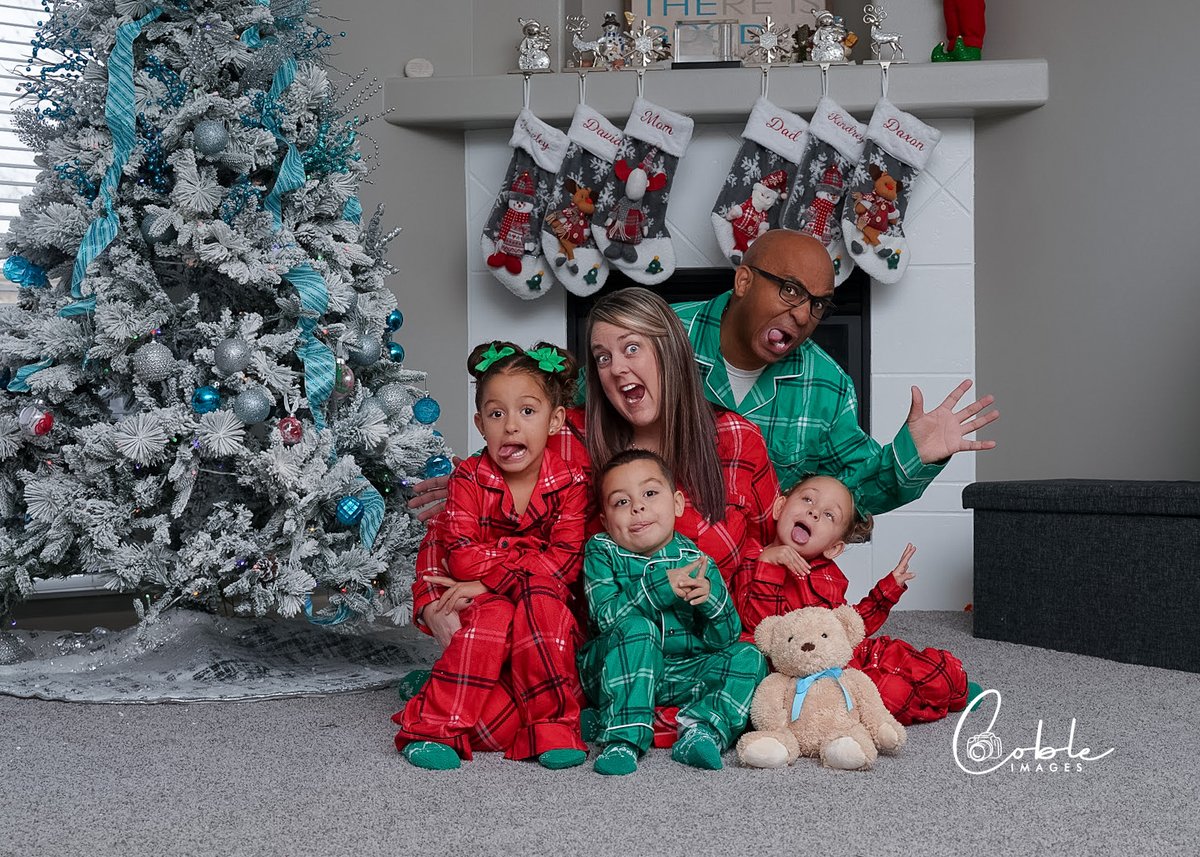 cobleimages's tweet photo. Merry Christmas from the Coble family! https://t.co/qCEthSnBmN