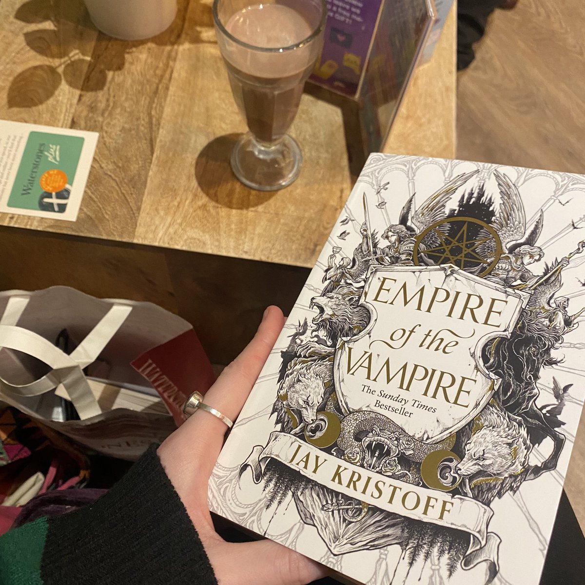 An early Christmas gift from my lovey other half. A new book and an afternoon at the Kitty Cafe 🧋📚