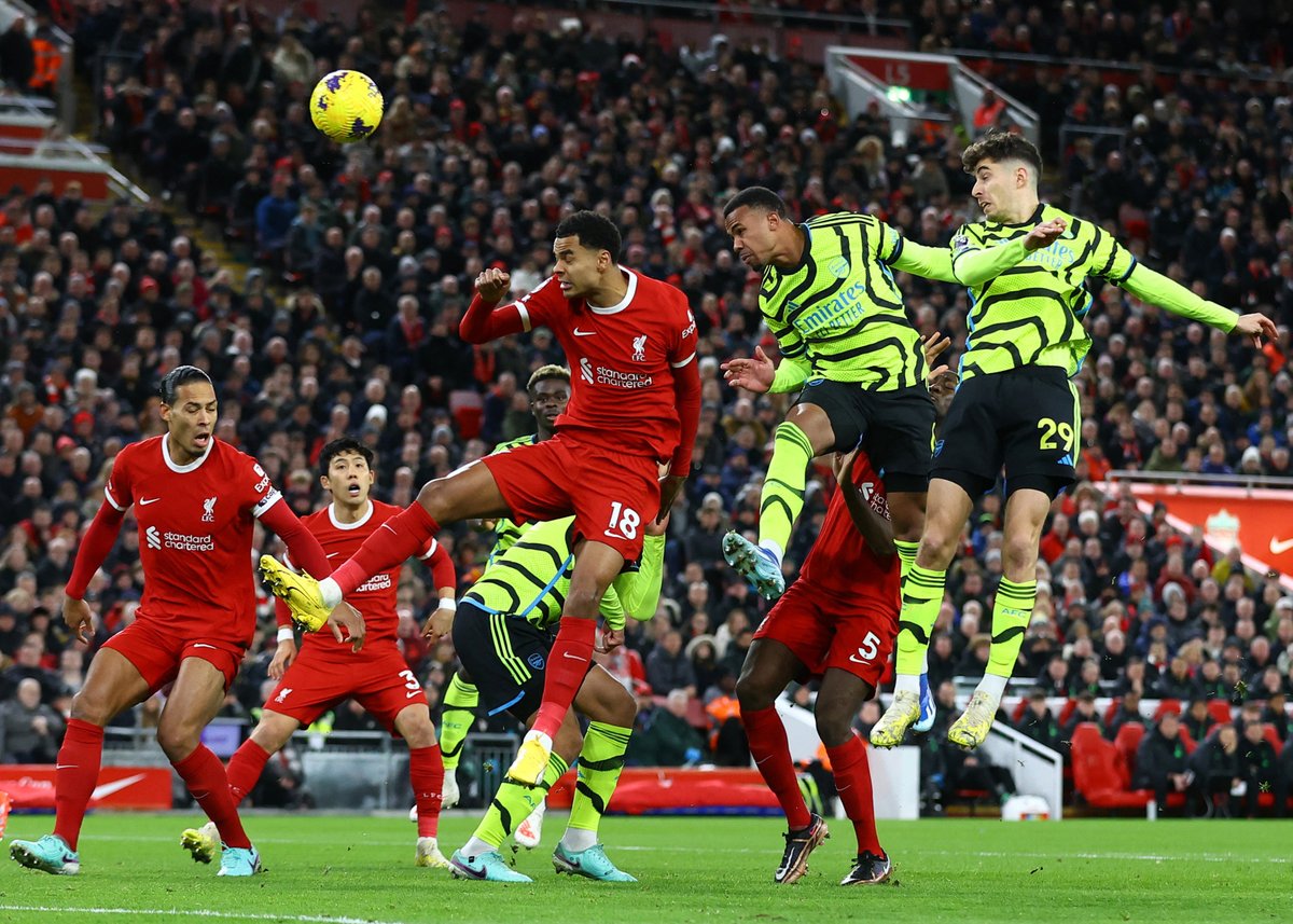 What a start for the visitors! Arsenal had already threatened on a couple of occasions, then Martin Odegaard's free-kick is met by Gabriel to put the visitors in the lead 🎯 #LIVARS