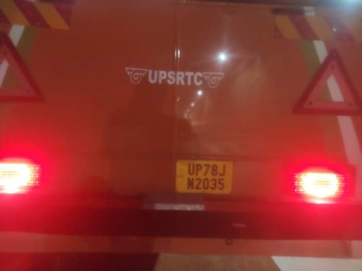 KuldeepSusmit's tweet photo. @UPSRTCHQ @myogioffice @uptransportdept @missionshaktiup @DMKanpur बायपास से जल्दी भागने के चक्कर में कानपुर नगर के बिल्हौर कस्बे से लगभग 3 km दूर छोटे बच्चों समेत महिलाओं को बस से उतारा ये रोज का हाल बन चुका है.6:00PM लालगंज डिपो UP 78 JN 2035 https://t.co/KRkcW08HEo