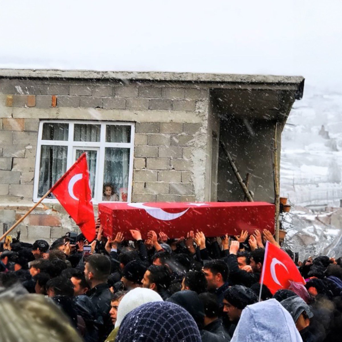 24 saatte:
12 şehit
12 kor
12 anne 
12 aile...

Allah milletimize sabır
ve metanet versin.