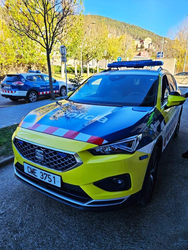 anapikoleta's tweet photo. Ojalá nos diera la @guardiacivil unos coches modernos y equipados como los de los @mossos .
Con lo que te llevan en el maletero lo mismo te pueden montar un control de alcoholemia que hacerte unas rodajas de salmón a la plancha. https://t.co/GfTp91XmJU