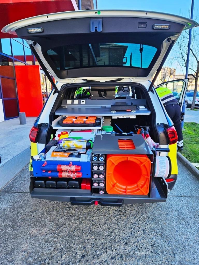 anapikoleta's tweet photo. Ojalá nos diera la @guardiacivil unos coches modernos y equipados como los de los @mossos .
Con lo que te llevan en el maletero lo mismo te pueden montar un control de alcoholemia que hacerte unas rodajas de salmón a la plancha. https://t.co/GfTp91XmJU