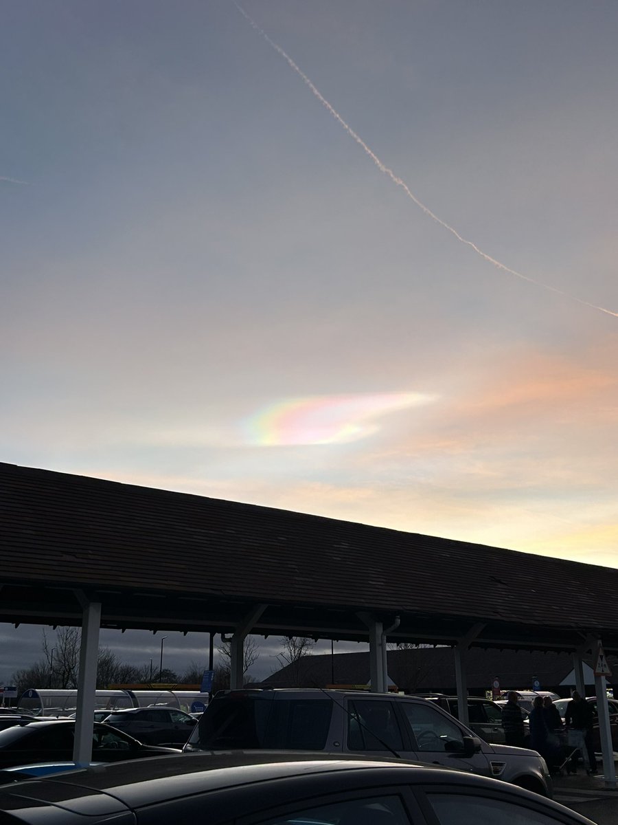 ljo49's tweet photo. Unusual rainbow pattern today seen from near Oxford, UK @bbcweather @weatherchannel @BBCWthrWatchers https://t.co/APf5QTYcRZ