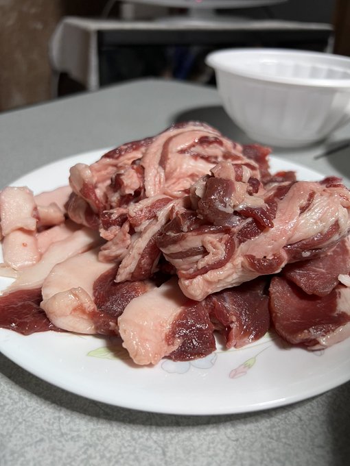 いのしし 美味しかった🤤 雄は硬くて臭いらしいんだけど、これは雌で柔らかくて癖ゼロ。美味しかったー！ https://t.co/6XDrYMWJhS