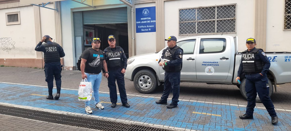 fuerzapublicaCR's tweet photo. #ParqueCentral #SanJosé
#ProgramasPreventivos
Brindamos consejos de seguridad a quienes caminan por el corazón capitalino.
#OrgulloDeServir https://t.co/i4wxwGWHUa