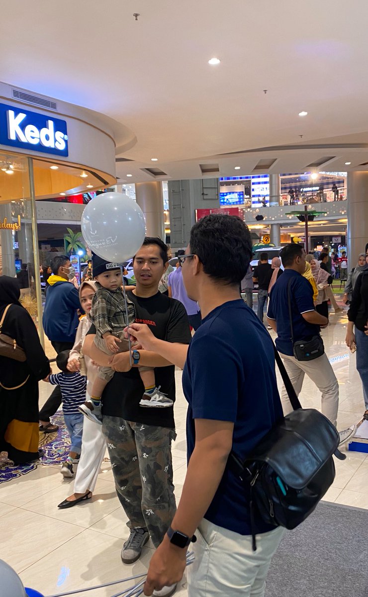 rachmandarwin's tweet photo. Menyogok anaknya biar bapak beli mobil🤣 https://t.co/e9ilJABWIo