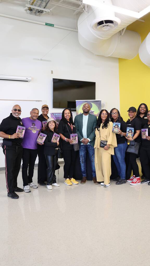 OMAR EPPS (@omarepps) on Twitter photo Big salute to all the good folks at @crenshawhigh & <a href="/malikbooks/">Malik Yasir</a>!! I had a great time vibing with the community, and spreading the much needed messages within my Nubia book series. Plus, the event was free for the people😁 Happy holidays from mine to y… instagr.am/reel/C1NDHAQJC… Big salute to all the good folks at @crenshawhigh & <a href="/malikbooks/">Malik Yasir</a>!! I had a great time vibing with the community, and spreading the much needed messages within my Nubia book series. Plus, the event was free for the people😁 Happy holidays from mine to y… instagr.am/reel/C1NDHAQJC…