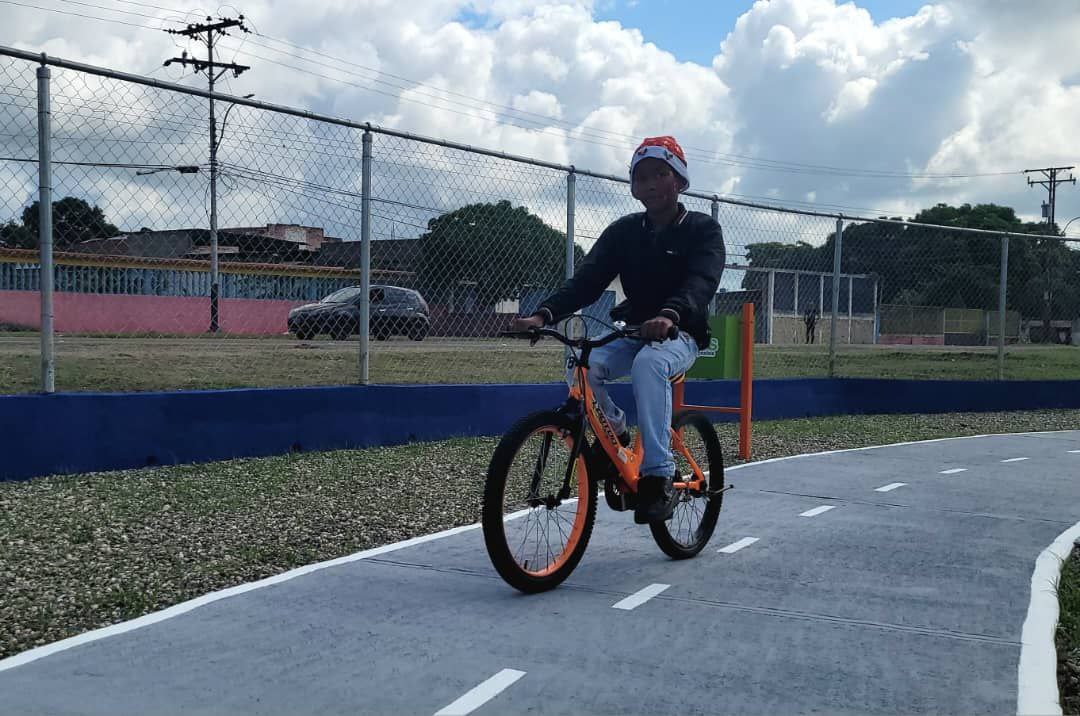 mirandoafuturo's tweet photo. El Gobernador Héctor Rodríguez entregará los primeros 10 parques biosaludables a comunidades de la entidad, a fin de promover la actividad física. #ElFuturoEsAhora #Miranda #24Dic https://t.co/01GJCmNSAO https://t.co/1xhMcZzPrP