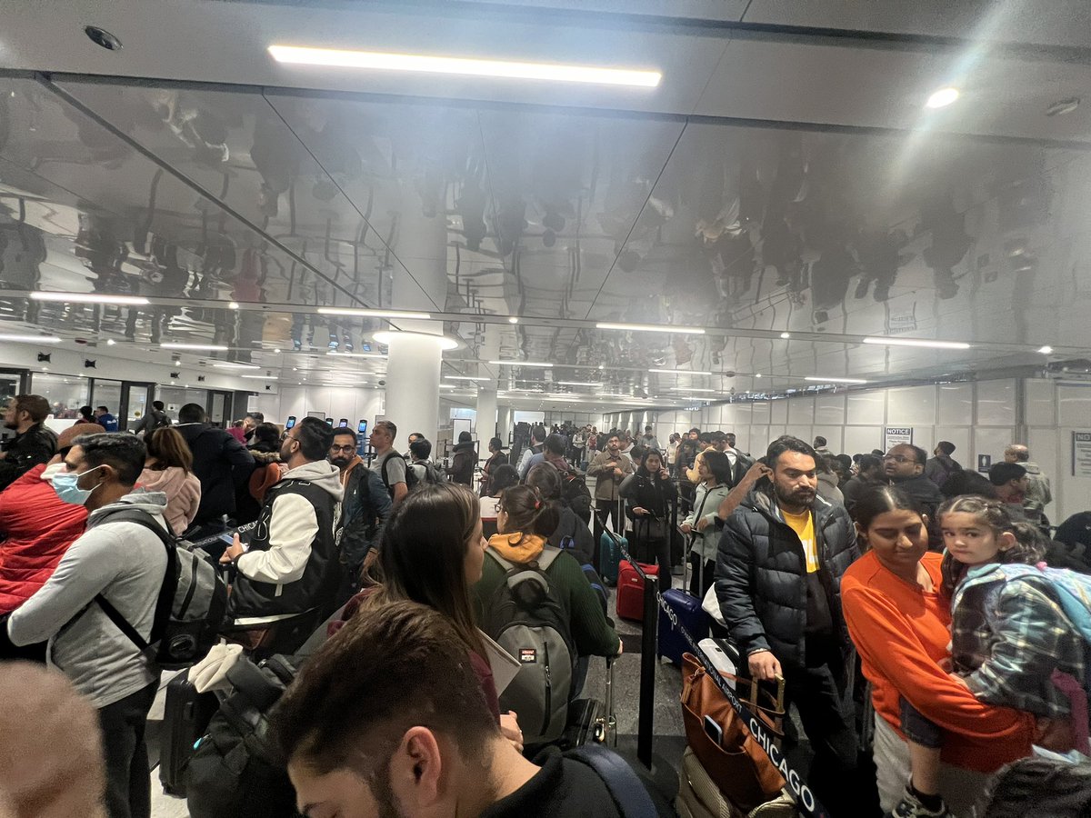 Sailor23M's tweet photo. @jakenardone_ #ord #Chicago 
Landed to 1000 people in line at immigration, no separate line for US Citizens/GC holders https://t.co/KZHc6tVNNZ