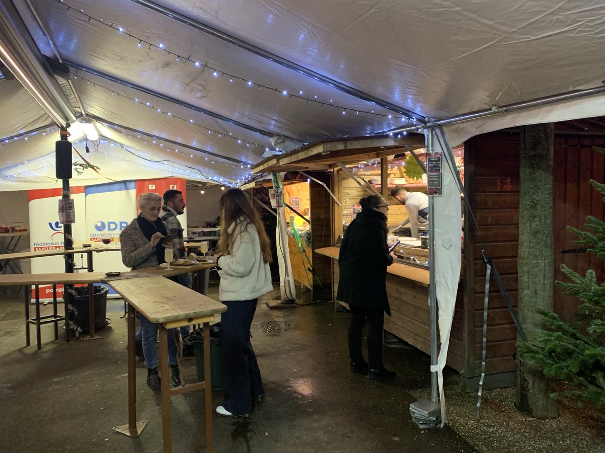 GachenotAndre's tweet photo. L’amicale des sapeurs-pompiers de Pont-à-Mousson a défié le vent d’hiver en organisant un marché de Noël au profit des pupilles de l’⁦@OdpPompiers⁩. Le chèque de plus 19000€ répond à ⁦@GregoryAllione⁩ qui gravit l’Aconcagua. ⁦@PompiersFR⁩ @udsp54 @sdis54 https://t.co/jzNzVm8GTe