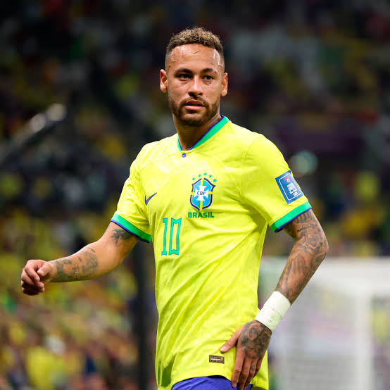 meioindep's tweet photo. 🚨GIGANTE: Após morte de jovem, Neymar detona páginas de fofoca:

“Vocês que propagam o ódio, os que sabem de tudo, os donos da verdade, os santinhos que nunca erram, parabéns, vocês fizeram mais uma vítima.”

O craque já mandou a Choquei “tomar no cu”. https://t.co/eYjBy6mm0u