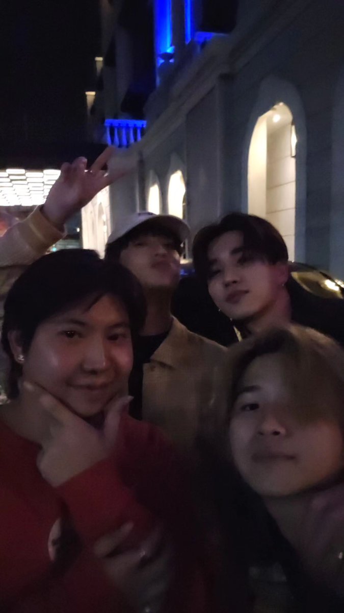 พี่แปลน พี่เจมส์ เพิร์ธชิม่อนนัดกินข้าวกันค้าบ ขอให้เอ็นจอยน๊าา🖤💛💚

Cr. IGS iplann

#PerthChimon #เพิร์ธชิม่อน
#PerthTanapon #KDPPE #ChimonWachirawit 
#คนของแปลน