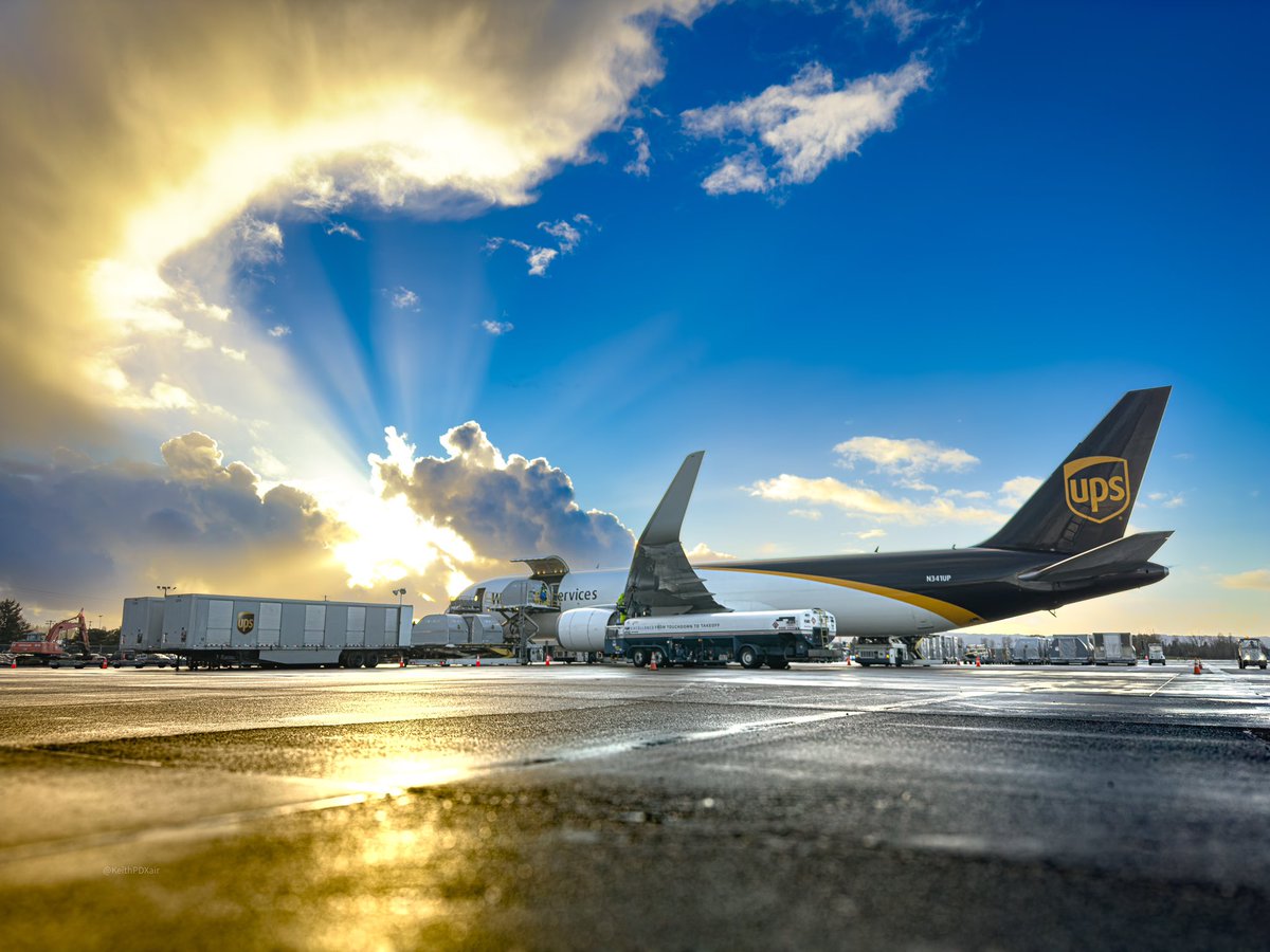 Some crazy weather on the last day of #Peak2023 but everything worked out @flypdx @UPS ramp! Merry Christmas all! 🎄