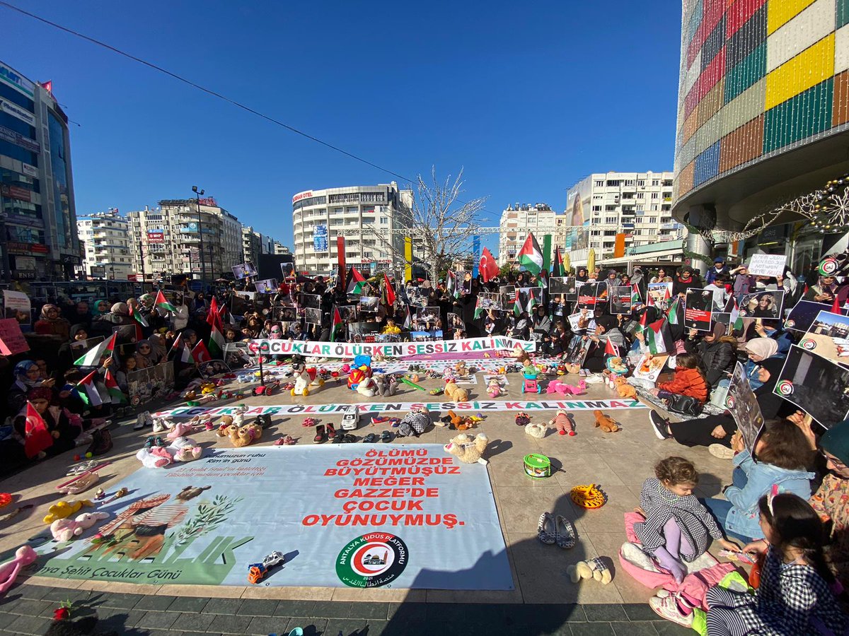 dostlarkent's tweet photo. Antalaya @kudus_platformu Kudüs Platformu hanımları bu gün Gazze'de şehit olan Rim bebeğimizin doğum günü olan 23 Aralık'ı "Dünya Şehit Bebekler Günü" olarak belirlenmesi dolayısıyla Antalya Markantalya önünde çeşitli etkinliklerle icra etti. Çocuk ayakkabıları, oyuncaklar +++ https://t.co/PU33JZGq19