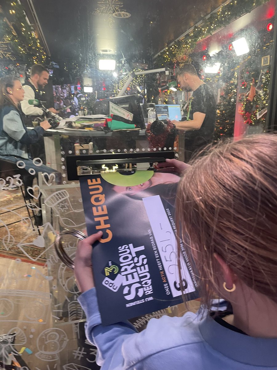 Een mooie cheque van 2675€ is het huis in gegaan door 24km te wandelen van Arnhem naar het glazen huis npo3fm.nl/kominactie/act… <a href="/3FM/">3FM | We Want More!</a> #seriousrequest #3FM