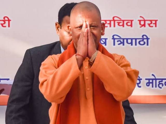 Varunupsi2026's tweet photo. आज उत्तर प्रदेश में लाखों युवाओं की सांसे वेंटिलेटर पर हैं। यदि उन्हें कोई जीवनदान दे सकता है तो @myogiadityanath जी, पिछले तीन साल से युवाओं को पुलिस भर्ती देने का धोखा देकर नही जाने देंगे।
@UPTakOfficial @DainikBhaskar 
@DrMohanBhagwat @kmrvivek14 @upprpb
#UPPOLICEAGERELAXATION https://t.co/rHgRXED4TM