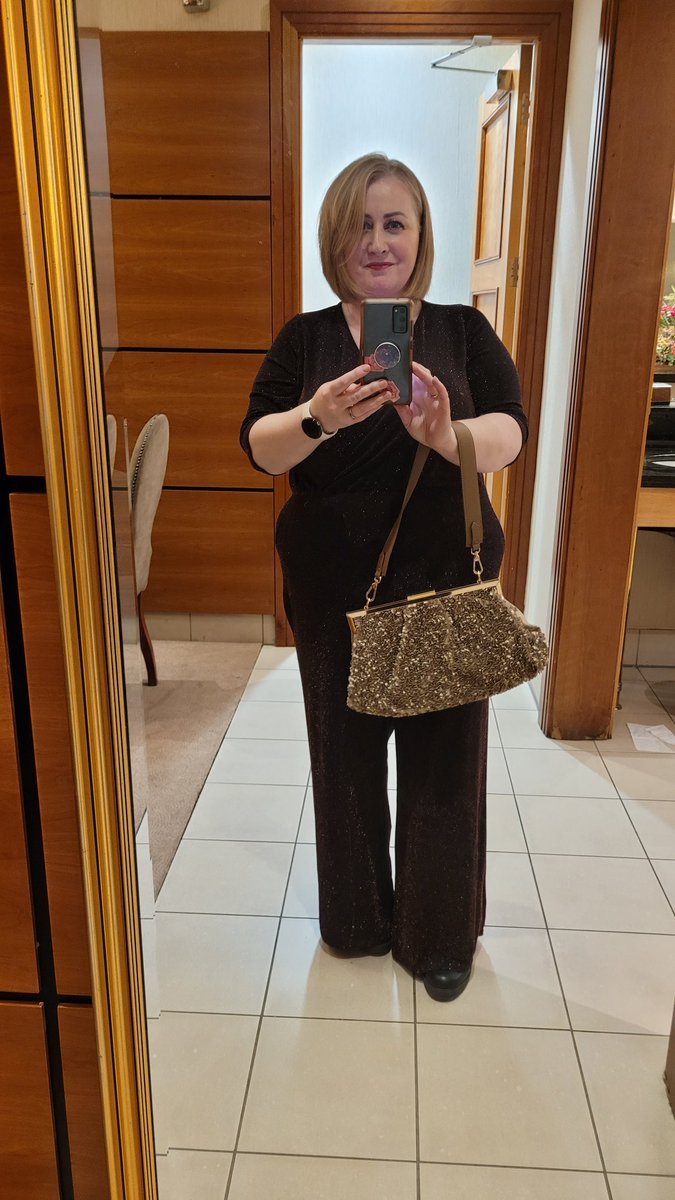 mams_ie's tweet photo. Perfect handbag to add a bit of seasonal sparkle โจ๏ธ From fab Irish company @_patriciaotoole โค๏ธ ๐
#Christmas #Sparkly #Glammy #Glam #Dressup #ChristmasPartyWear #PartyWear #collab #sp #ad #sponcon #gifted #BuyIrish #supportirishbusiness #supportlocalsmallbusiness https://t.co/yWuxPjB9I3
