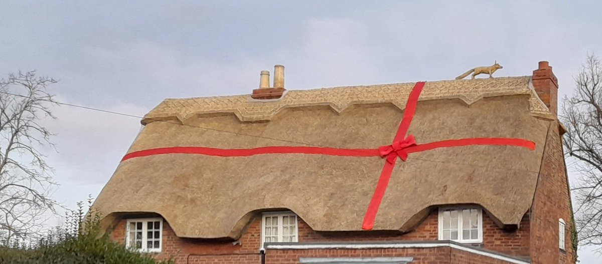 Apricot_Fruit's tweet photo. When the thatcher finishes the new roof just in time for Christmas #TraditionalCrafts #ChristmasPresent #HolidayCheer https://t.co/J9KqzhZibV