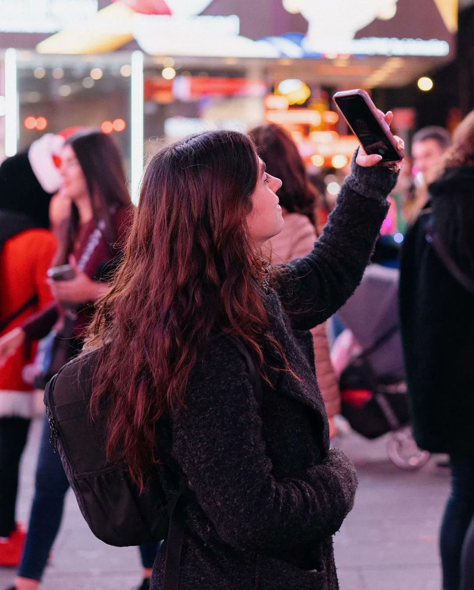 A21LATAM's tweet photo. Nuestra campaña de concientización global #PUEDESVERME? Ahora está en Times Square con un mensaje claro: la esclavitud todavía existe, pero juntos podemos cambiar eso.

Visita https://t.co/UtI0aTGFfE para obtener más información y donar hoy. https://t.co/esZnb5a16p