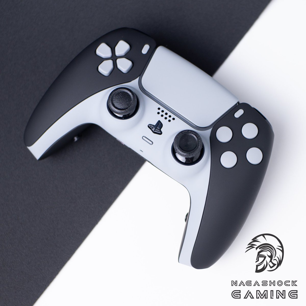 EthanMooreGolf's tweet photo. CHRISTMAS GIVEAWAY🎅

Custom @NagashockGaming Controller 

How to enter 👇

- Follow myself &amp; @NagashockGaming 
- RT
- Tag someone down below who couldn't beat you in a 1v1

*Announcing the winner 12/26* https://t.co/Uj9jX4q8sU