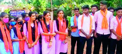 Jesvinquotes's tweet photo. If Muslims students can wear Hijab.

Hindu students can wear Saffron scarf.

Loud and clear....!

#Hijab #HijabBan #Siddaramaiah #Karnataka https://t.co/9TptVYsorK