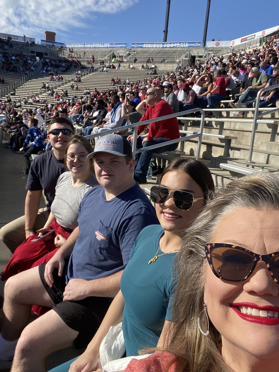 KeriBurnett's tweet photo. Birmingham Bowl 23 with great people and teams to watch! Thank you 76 for the amazing sponsorship! #76BirminghamBowl23 #Gamestop #76BirminghamBowl2023 #Gamestop23 https://t.co/WM7nyorC6C