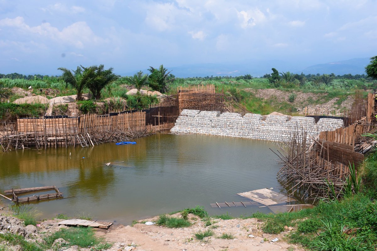 Le Ministre Ir. Prosper DODIKO se dit satisfait de l'état d'avancement des travaux, financés sur les fonds propres de l'Etat. Il indique que ces travaux prendront fin au mois de février 2024 et 950 ha de riz seront irrigués par ces ouvrages,avec un rendemt de 7 à 10 t/ha.