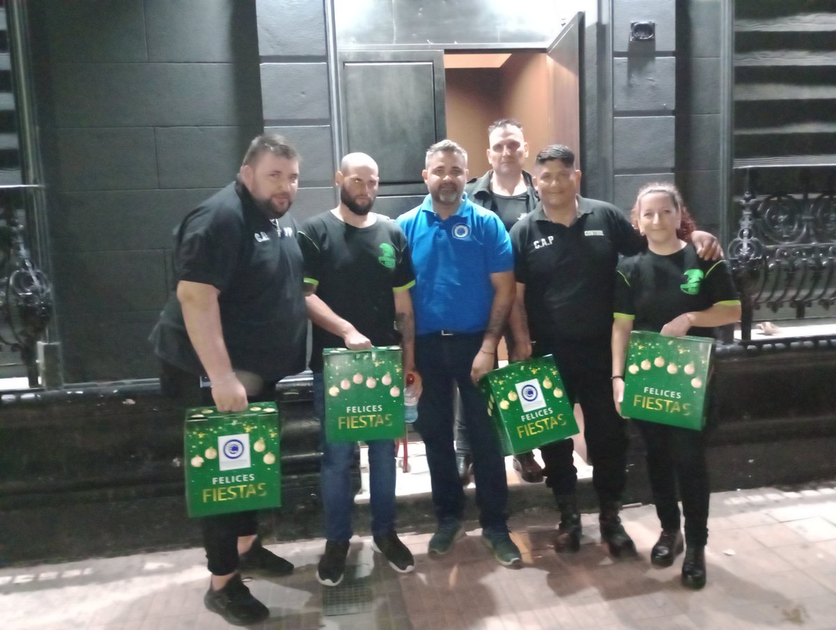 SutcapraB's tweet photo. Entregamos cajas navideñas a los compañeros en diferentes locales! https://t.co/vXBSiNx2hE