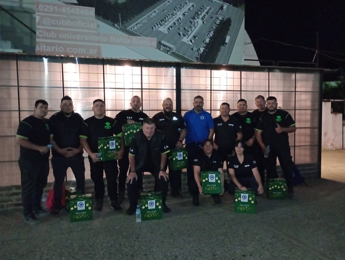 SutcapraB's tweet photo. Entregamos cajas navideñas a los compañeros en diferentes locales! https://t.co/vXBSiNx2hE