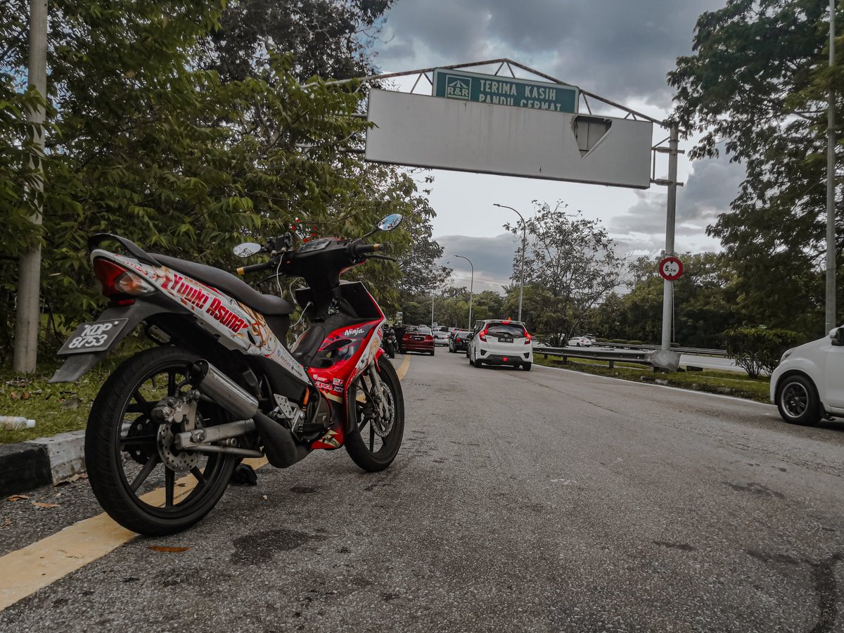 EjuanHunter's tweet photo. Yesterday solo ride so unplanned
Since i have to attend my cousin's wedding but my car still under repair
2 hours from KL to Kluang with small bike
#kawasaki
#modenas
#itasha
#malaysia https://t.co/vOgTah5NcY