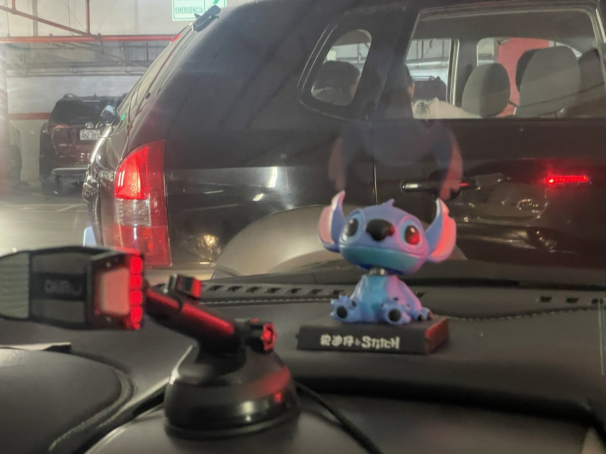 claudia_ccsi's tweet photo. @BestiasAlVolant @mal_menor  Los estacionamientos de los CC colapsados, nunca falta el “criollazo” que genera el desorden, después nos “quejamos” de porqué el país está como está 🤦🏻‍♀️ Open Plaza Angamos - sábado 23.dic - 13:15 horas https://t.co/IEzJ07iBHA