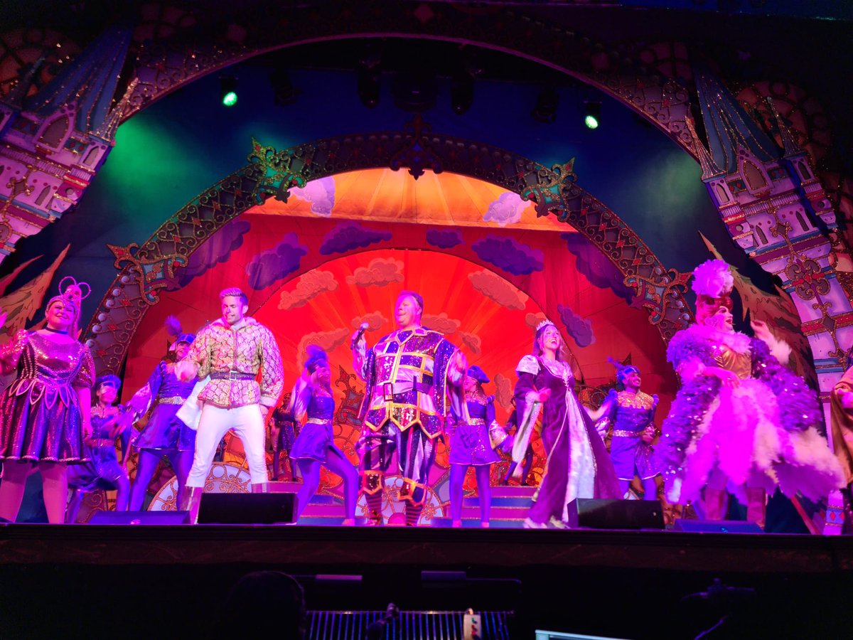 FIJI1983's tweet photo. Had such an amazing time at Sleeping Beauty #ReadingPanto @Thehexagon @CarlT_Official cast were all stunning as usual! Can't wait until next year! https://t.co/cqzVDfgqDv