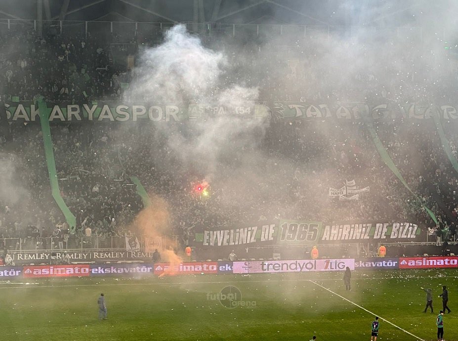 UltrasTurkish's tweet photo. 23.12.2023 Sakaryaspor-Kocaelispor
Çerçevelet duvara as.. 

📸 @futbolarena https://t.co/SWE2SLX1a0