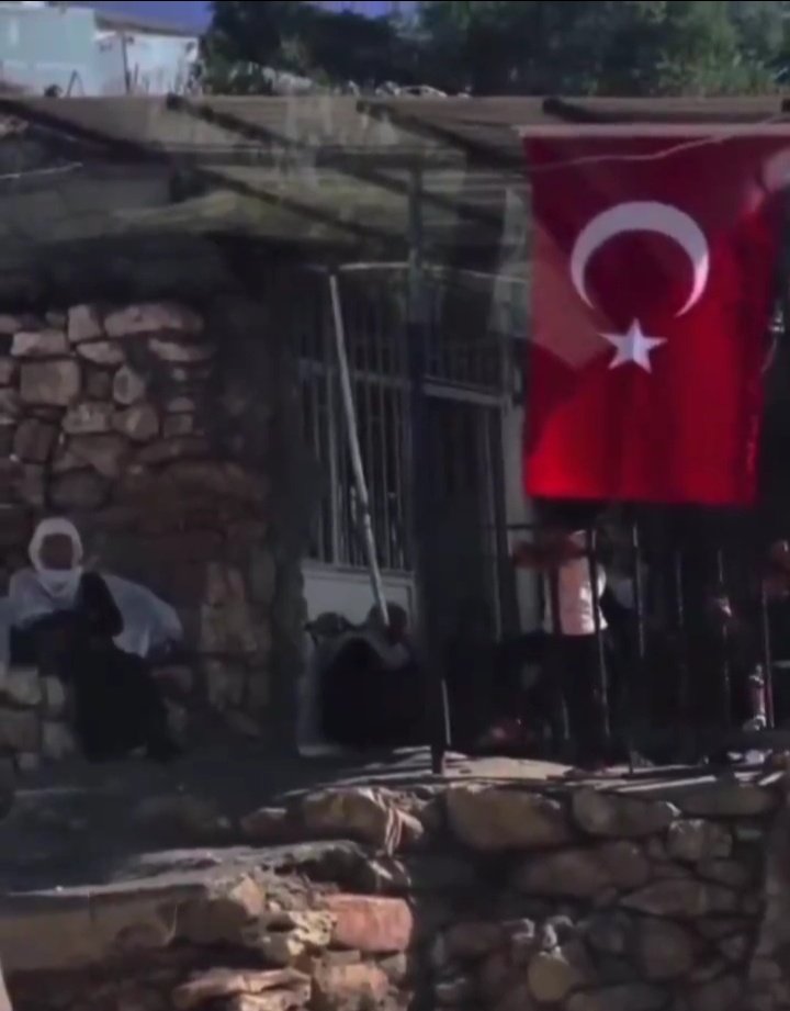 Rmysa__Ylmaz's tweet photo. Yine yurdumun samimi, gariban insanlarının çocukları şehid oldu. Kahrolsun terörizm. Kahrolsun kardeşliğimizi yok etmeye çalışanlar. https://t.co/B6cEYuJpVa
